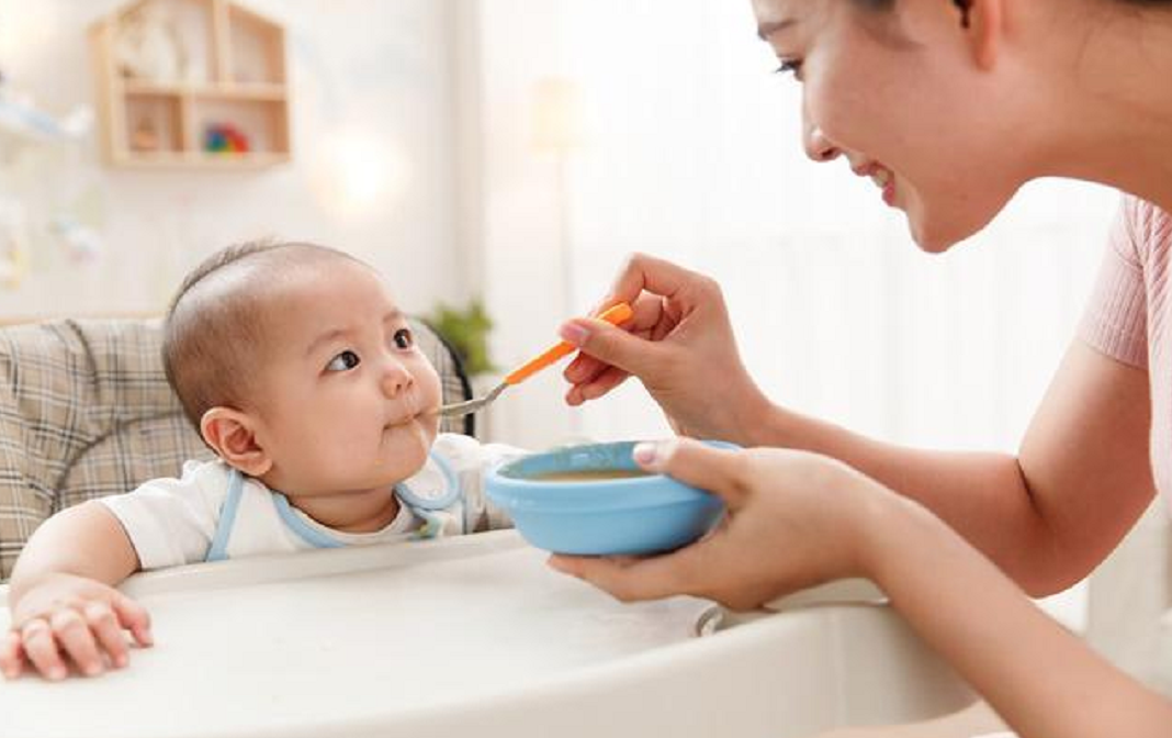 孩子加辅食过程中，加糖比加盐危害更大！很多家长却不以为然