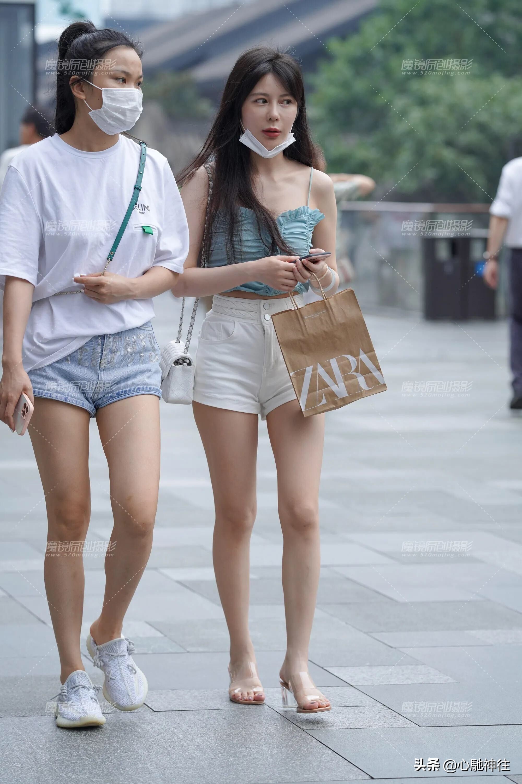 高腰牛仔短裤搭配(白色高腰牛仔短裤百搭又耐看,搭配蓝色吊带衫清新又