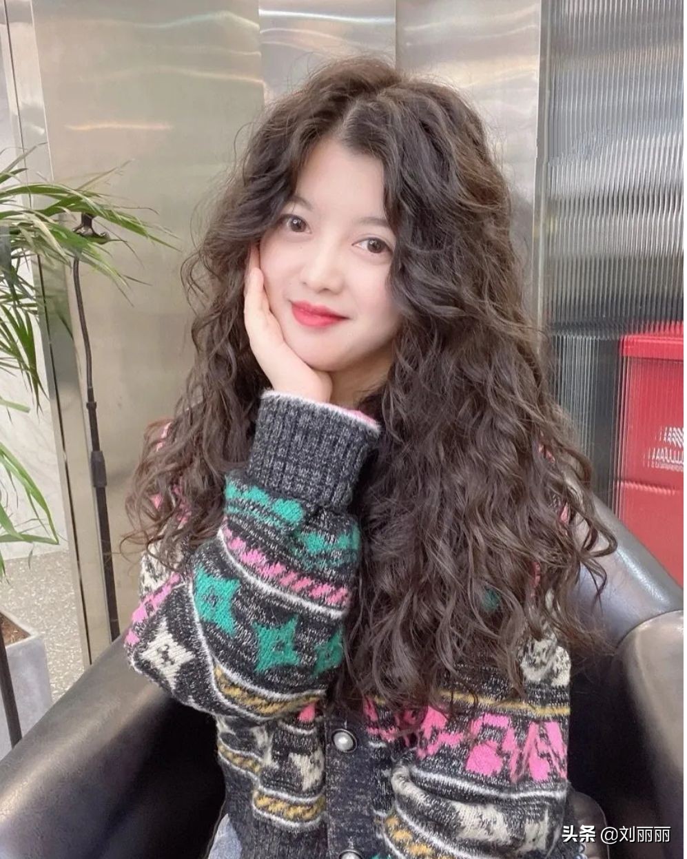 头发细软少发型怎么选?烫小卷就对了,不论长短都很美