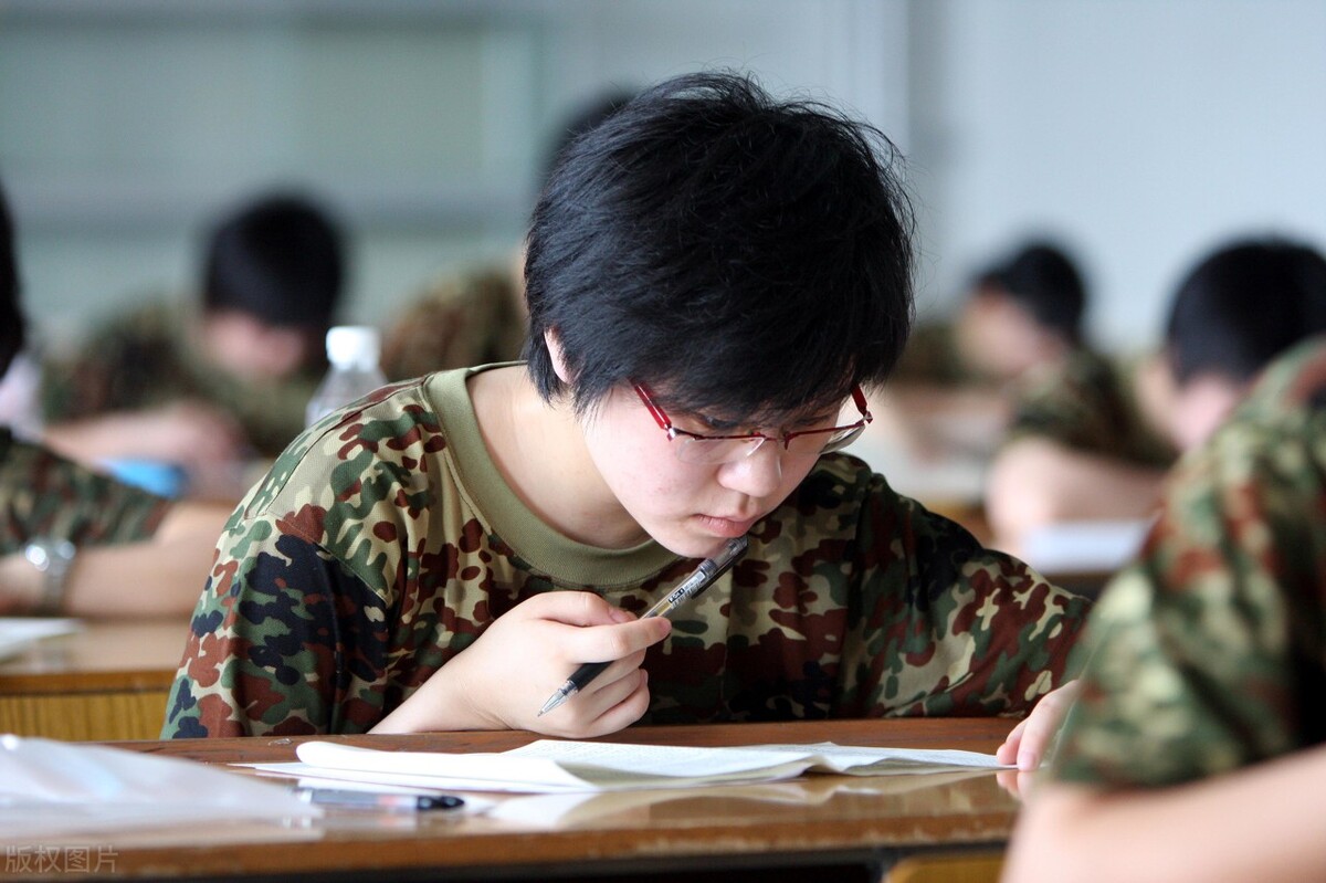 望前辈给些意见和指导谢谢(军校想退学，很迷茫，有没有前辈或学长给点建议。能给些开导吗？)