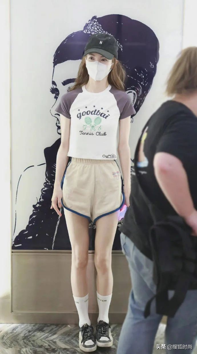 杨幂周也、鞠婧祎宋祖儿、唐艺昕关晓彤，同款裙装演绎不同味道