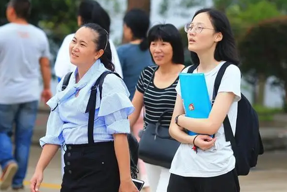 高考双料状元进入清华大学，一入学就成了校花，网友催促她快出道