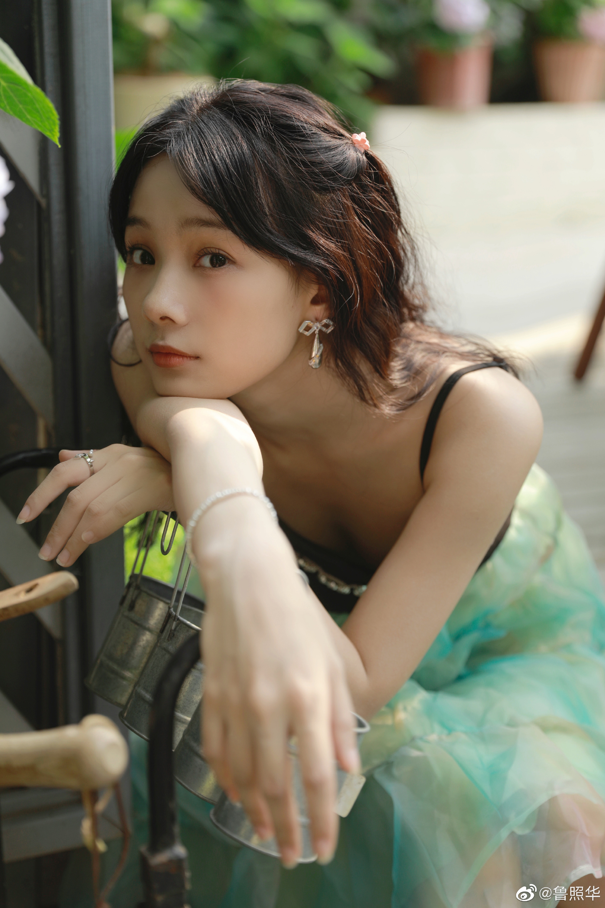 于正旗下鲁照华写真大片曝光，小清新高颜值少女自带文艺气质