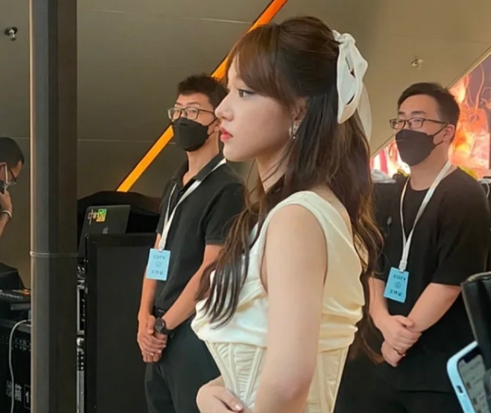 耍大牌？23岁程潇商场参加活动，保安比路人还多，网友：好大的腕