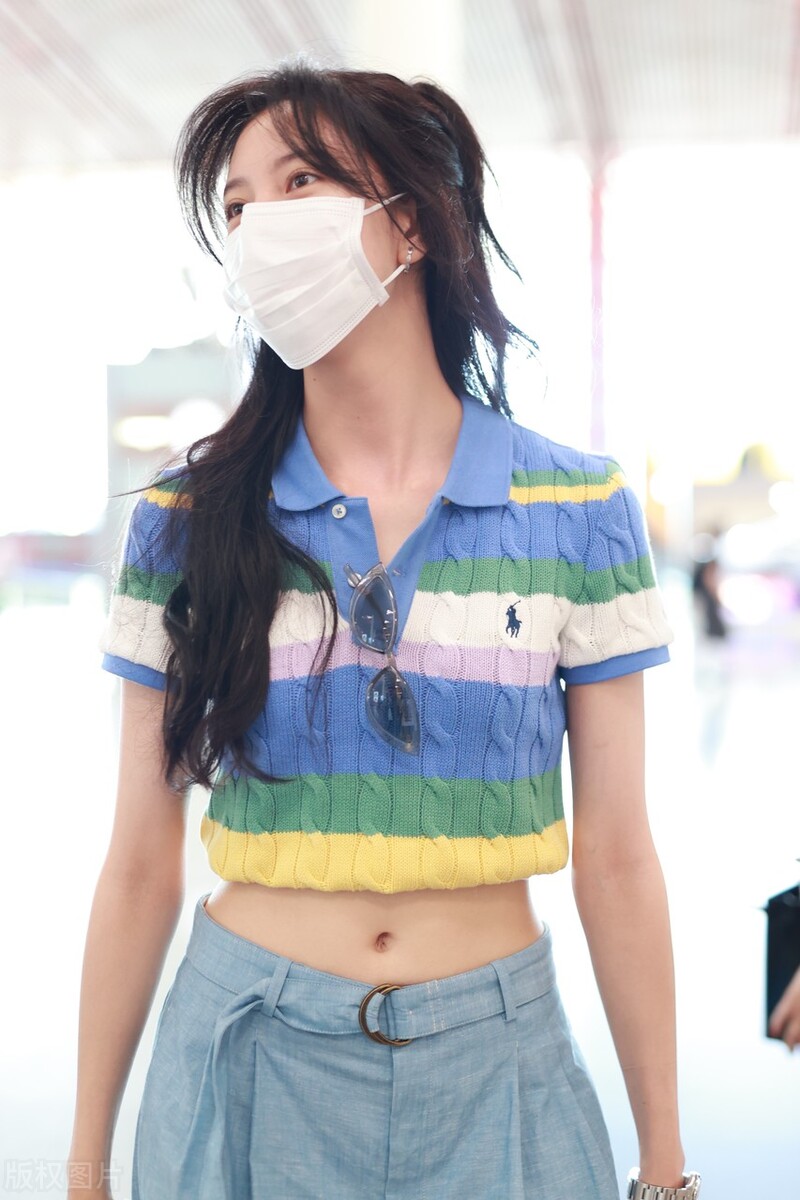 街拍：宋妍霏Ralph lauren条纹polo蓝色阔腿裤时尚休闲