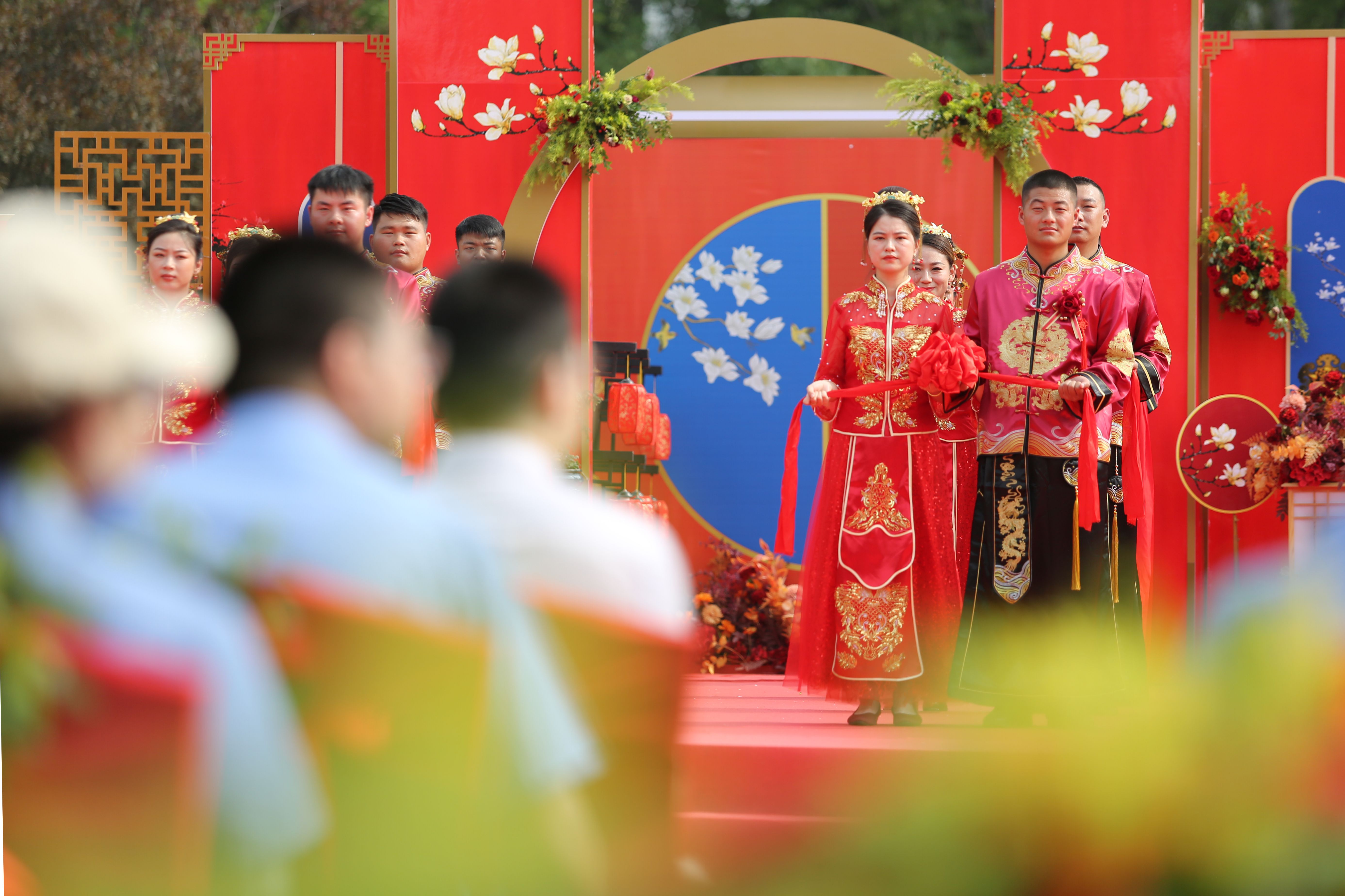 中国铁路郑州局连续举办17届集体婚礼为492对新人证婚