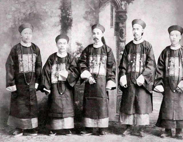 清代状元的后裔：独居深山状元府，坚守着祖宅，无水无电乞讨为生