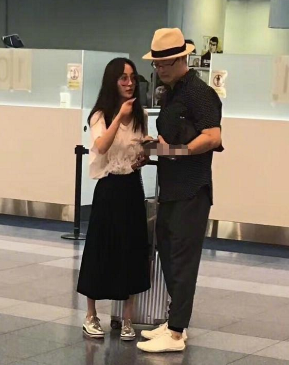 姚笛现身好友聚会,素颜瘦脱相老了不少,在人群中站角落不起眼!