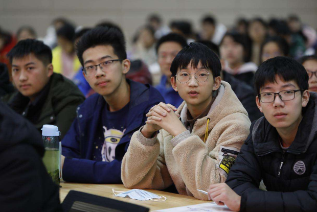 足球运动的标语(合肥一中学“嘲”男足，自创标语在校门口滚动，意外收获家长好评)