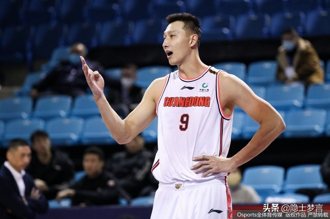 cba主队替补席在哪一边（CBA广东队替补席全线坍塌 场外主播现场打脸）-华海博客