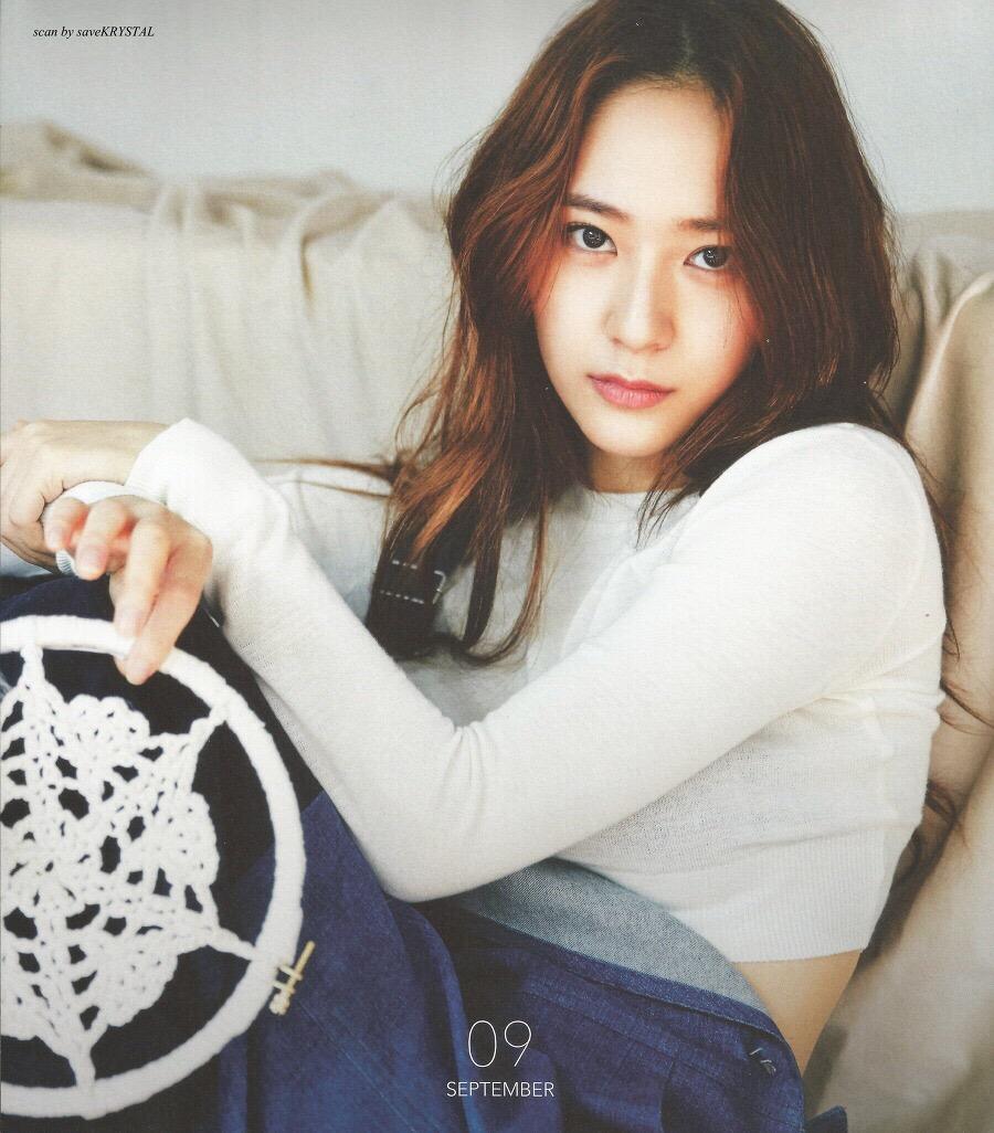 Krystal郑秀晶，晒出素颜游玩照片，郑秀妍评论：“女神~”