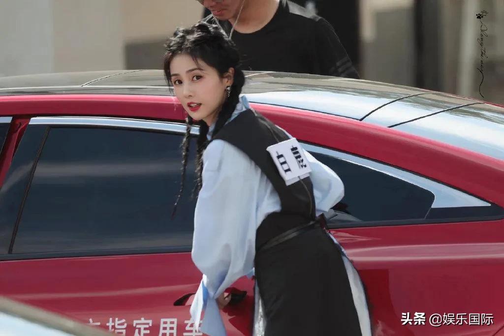 《奔跑吧》录制中 Baby白鹿民族风造型亮相