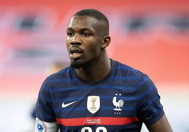 世界杯各种假摔（法国队禁区被踢，却被判假摔！主裁判罚引争议，解说都看不下去了）-趣拿体育