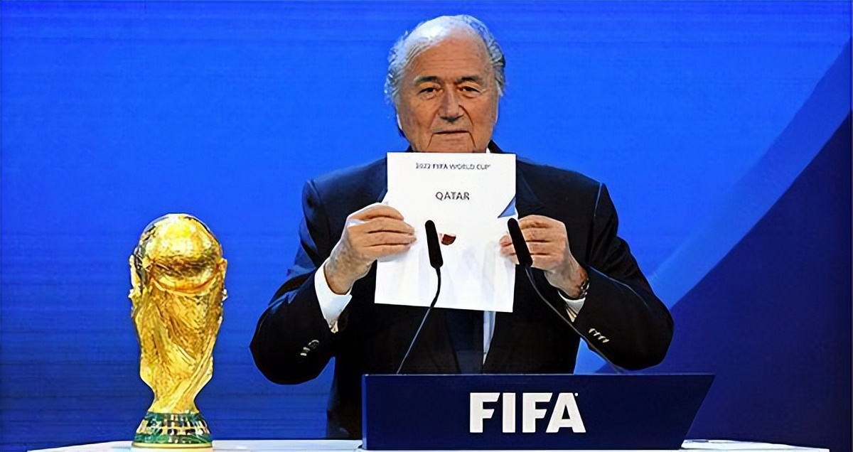 备受争议的世界杯足球（卡塔尔世界杯结束调整入境政策）