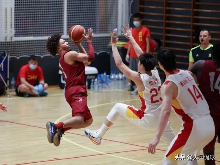 中国男篮热身赛负美大学男篮，杜锋获意外惊喜，两张王牌全面激活
