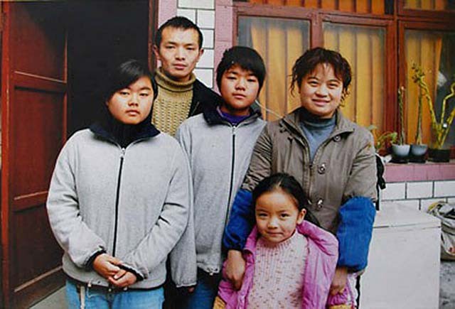 雇主跑路，拿不到工钱的保姆无私抚养两弃女，将她们培养成大学生