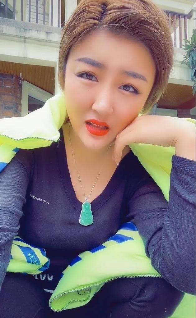 但是二人转演员想要出名,要么美若天仙,要么百拙千丑.