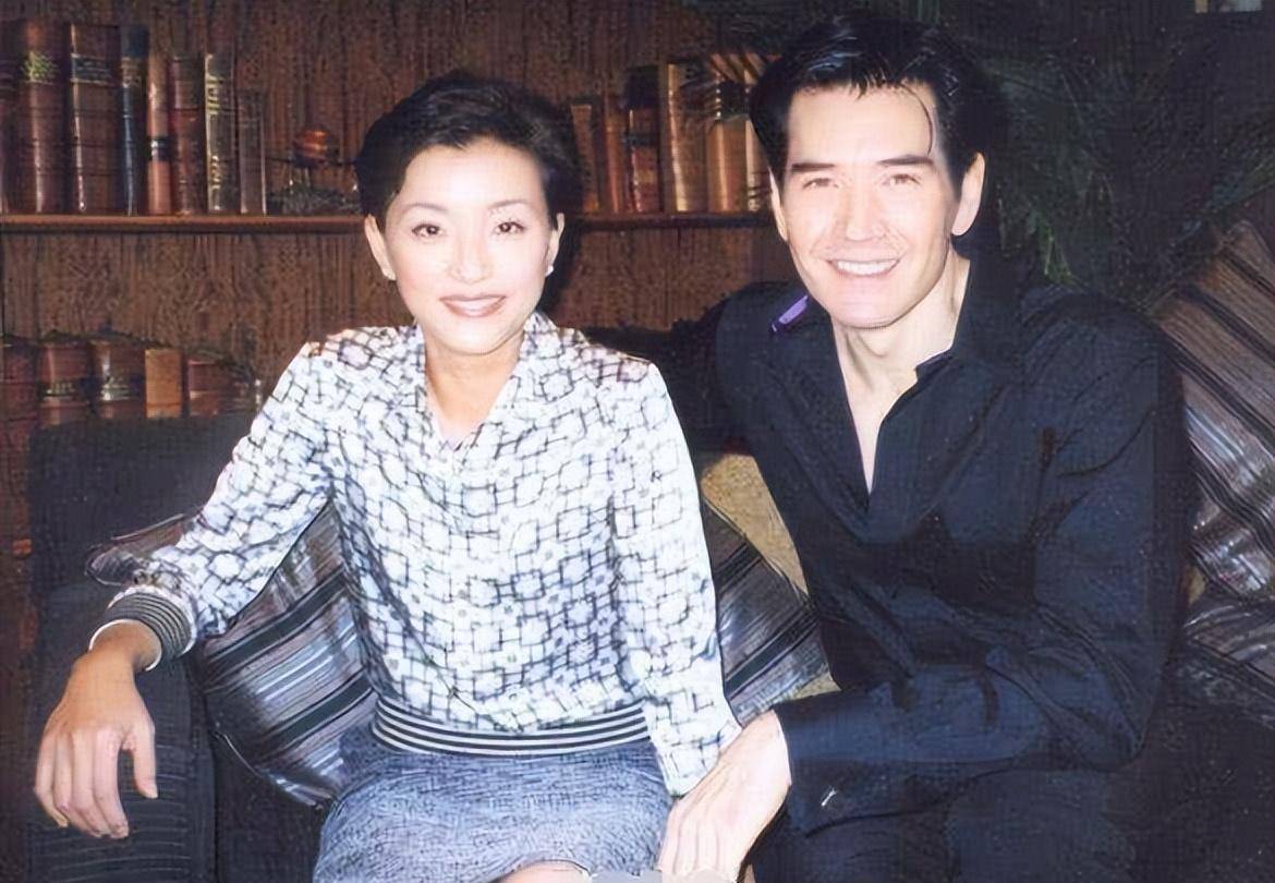 如今,关于费翔结婚的大事依旧被众多网友关注.