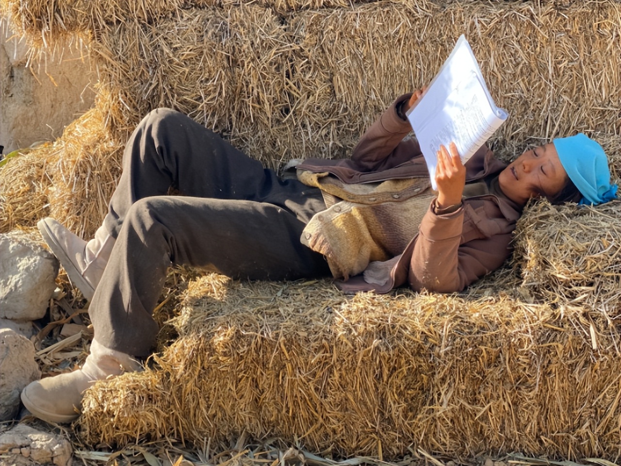 海清演农妇太敬业，在脸上狂撒泥土认不出，亲自动手把衣服做旧