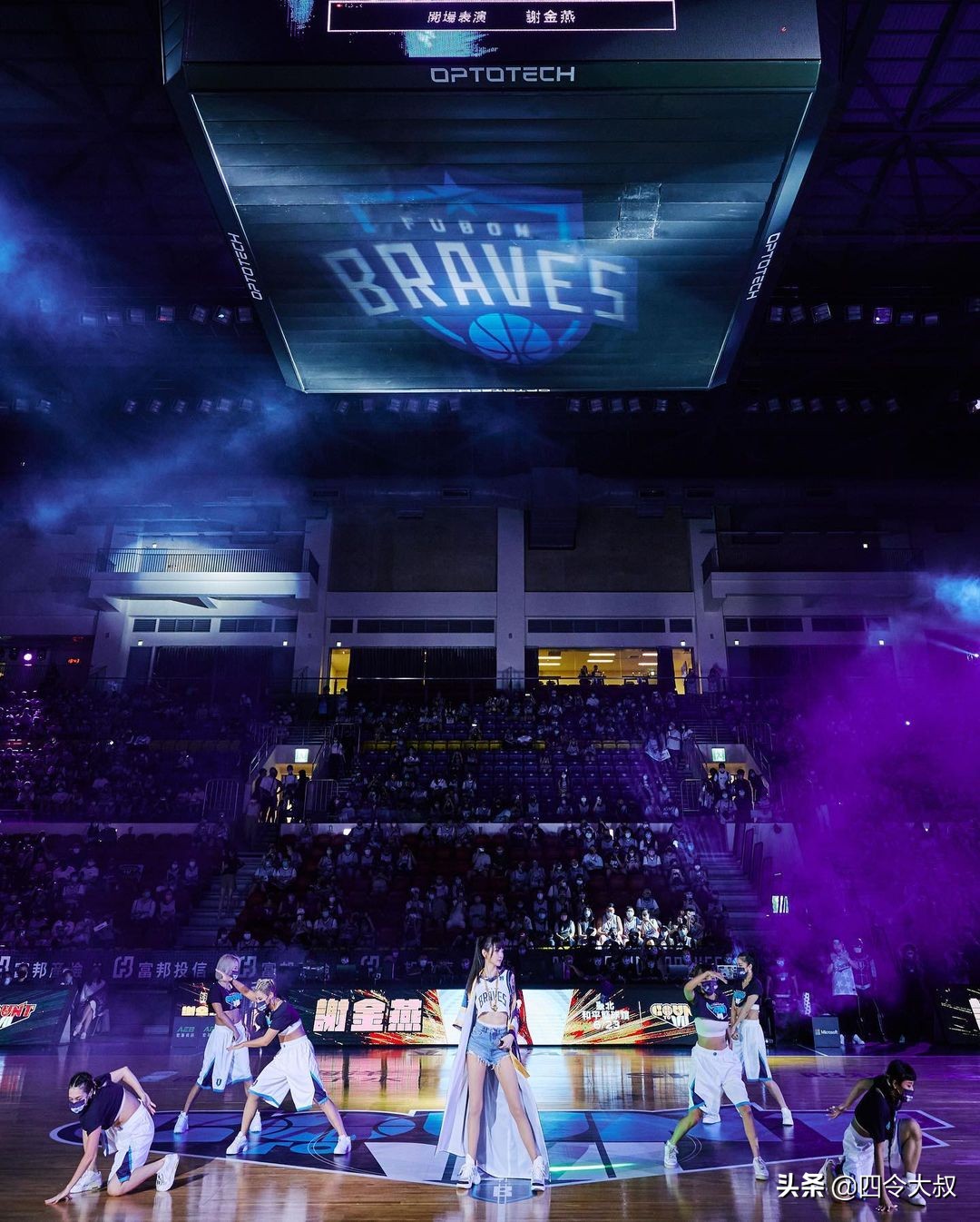 别说不科学！谢金燕少女外貌+腹肌，多项冻龄法则超自律