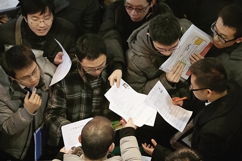 2022年超45%的本科毕业生选择考研：收入落差促使学历内卷
