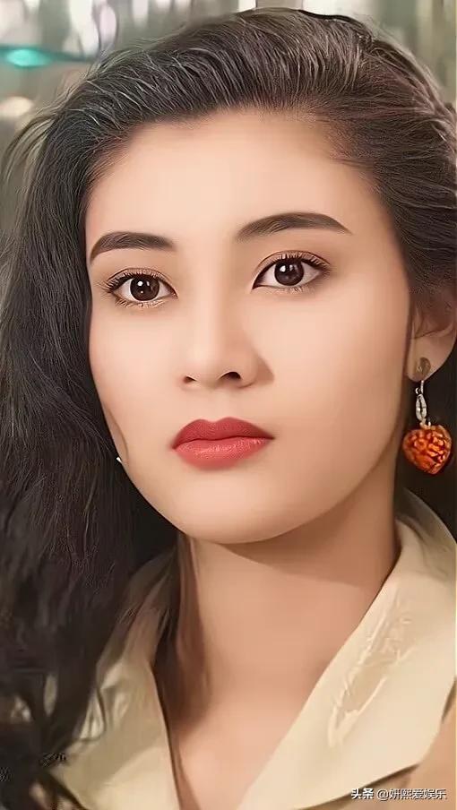 最美的港姐李嘉欣，明艳精致，漂亮大气
