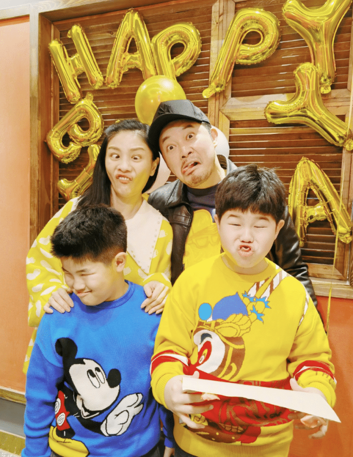 沙溢44岁生日，妈妈和妻子分别为他庆生，父子三人同框很温馨