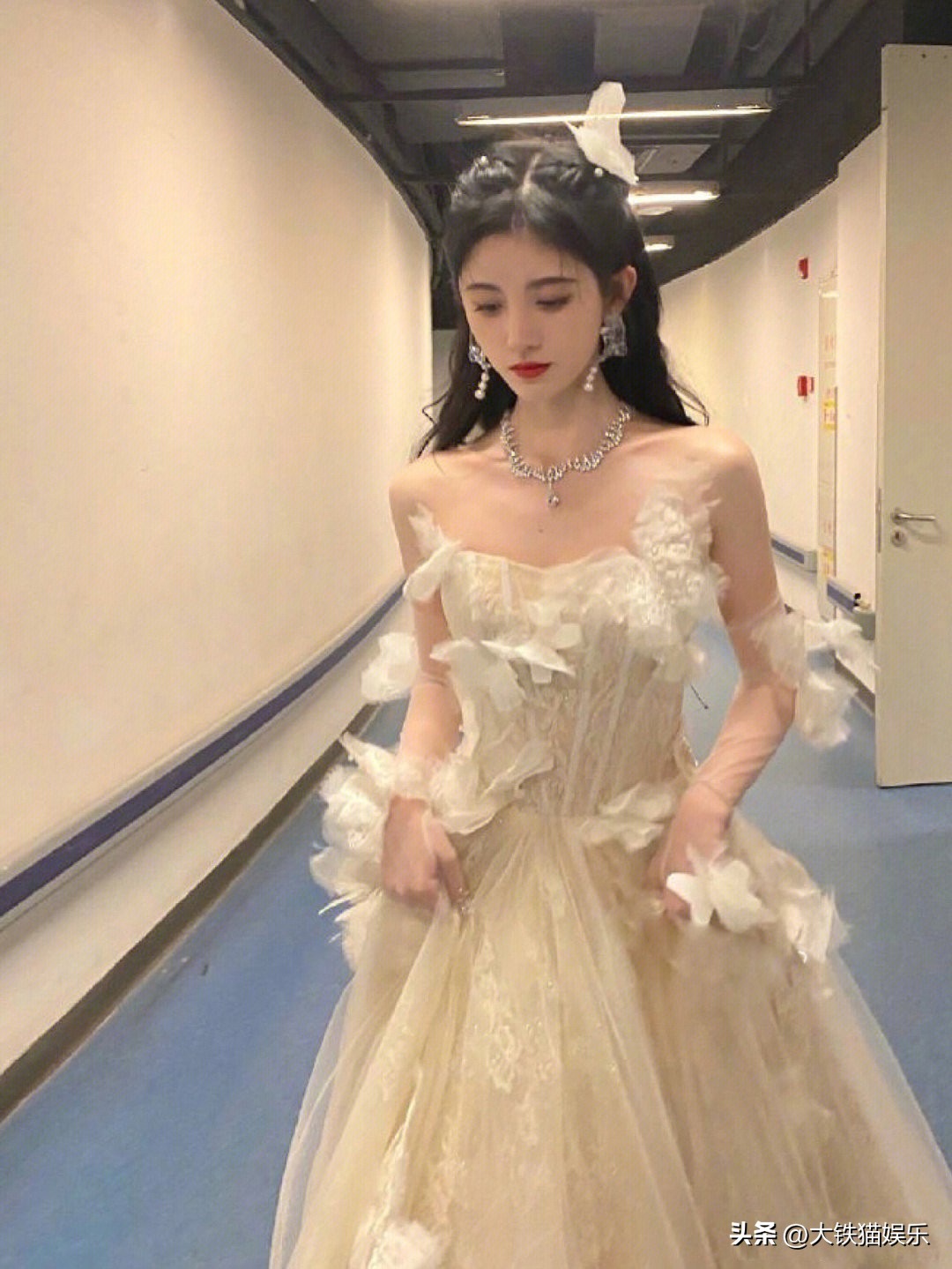 当“小个子女星”与高挑女星红毯撞衫，单看挺美，一对比高下立见