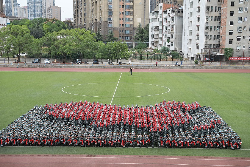 湖北商貿學院2022年開學典禮暨國防教育總結表彰大會隆重舉行