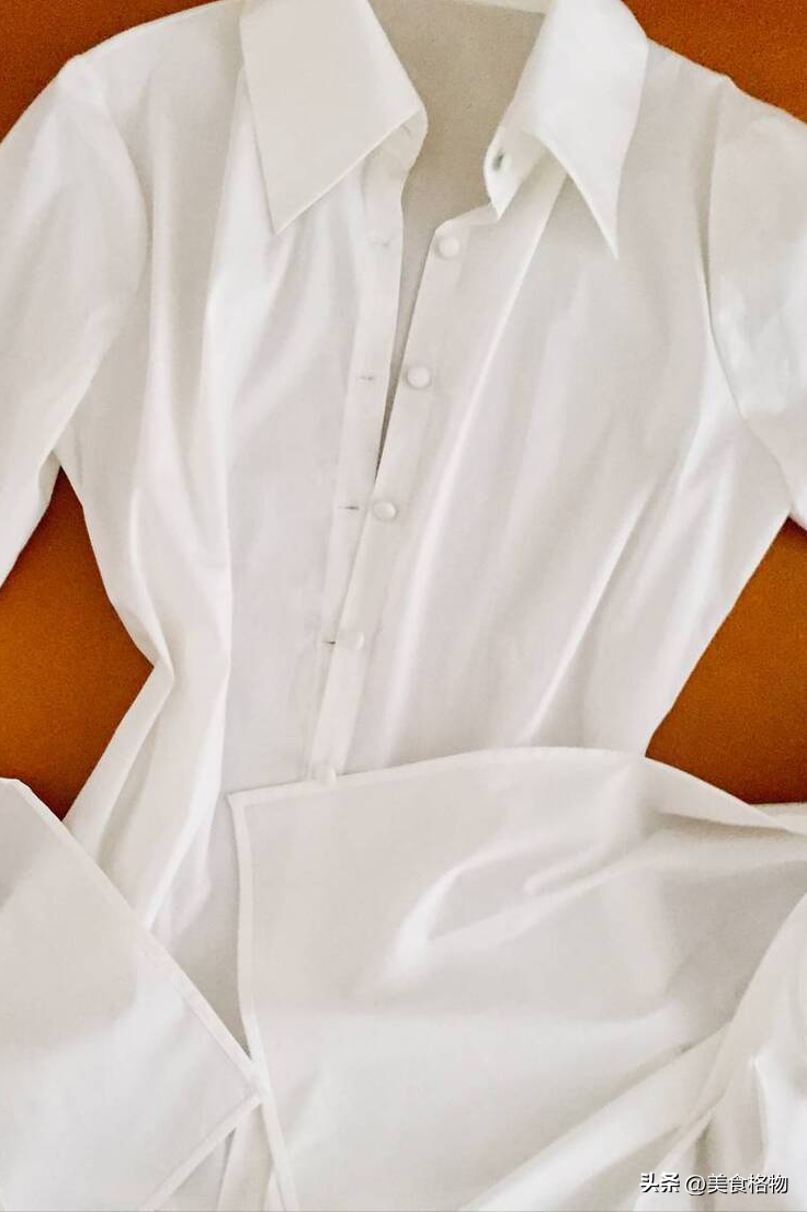 白衣服發黃怎么洗（白色衣服發黃不要扔，只需幾毛錢簡單泡一泡，就和新買的一樣潔白）