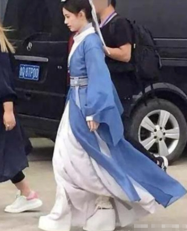 痘痘脸、赘肉、五五分！生图里的女星，让我看见了人间真实