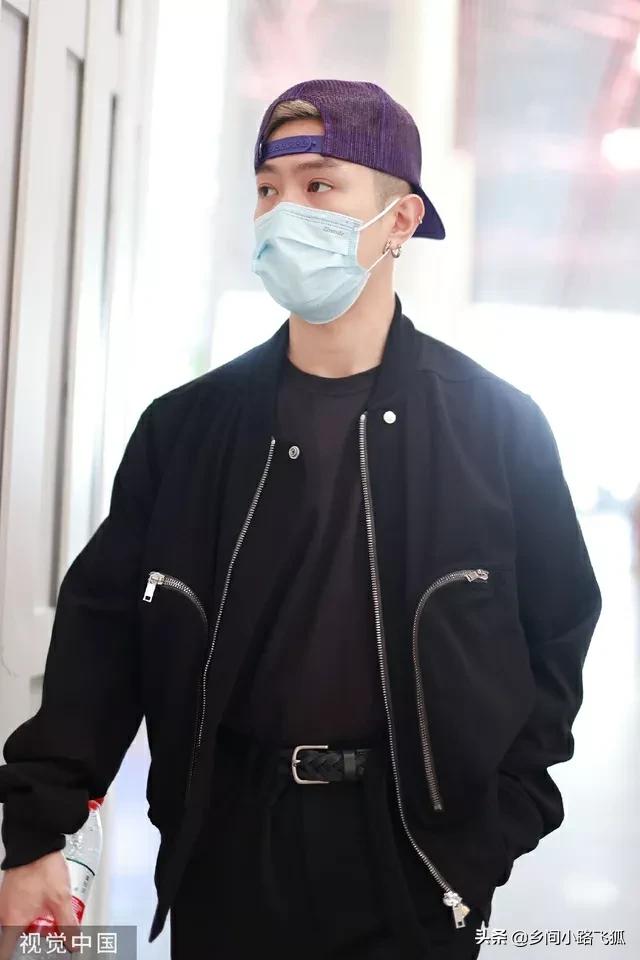 马伯骞穿棒球服现身机场 反戴帽子街头潮男范十足