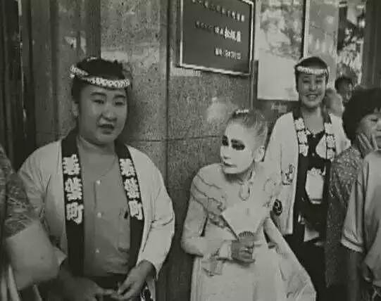 日本烟花女子街拉客60年，74岁高龄仍站在街上，受到日本人的尊重