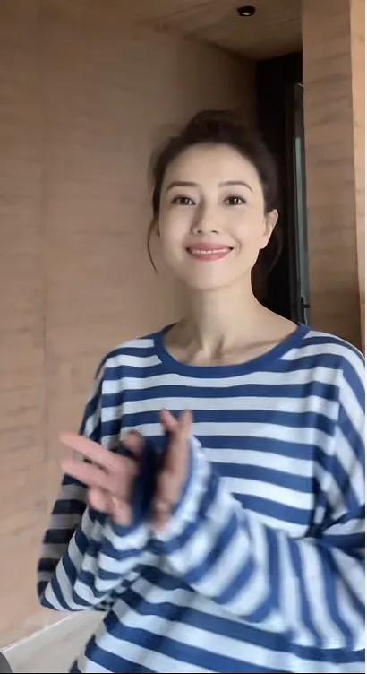 42岁高圆圆晒变装视频，穿条纹休闲衫扎丸子头，笑容甜美清纯可爱