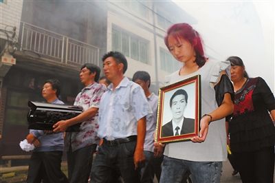 2014年，徐传红勇救母子3人牺牲，政府补偿66万，葬礼上千人送行