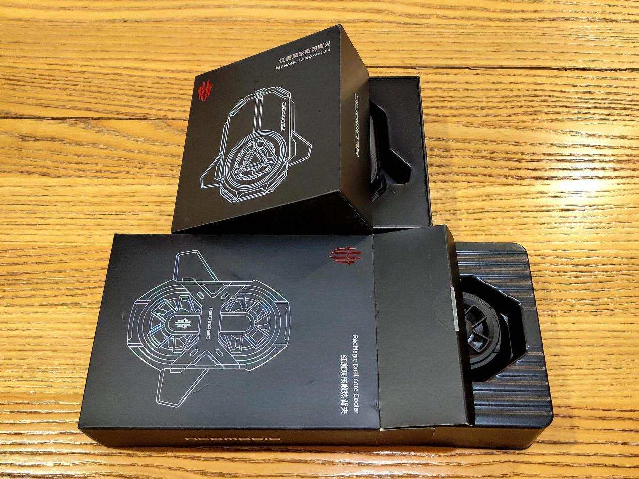 新旧两款对比，新红魔涡轮散热背夹效果更冷、更酷炫