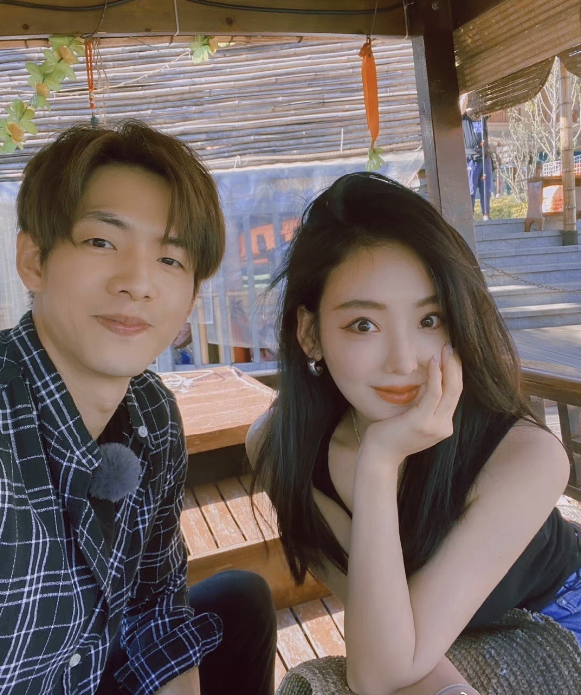 “名花有主CP”好甜蜜，一家三口出游画面温馨，冯雨的选择太明智