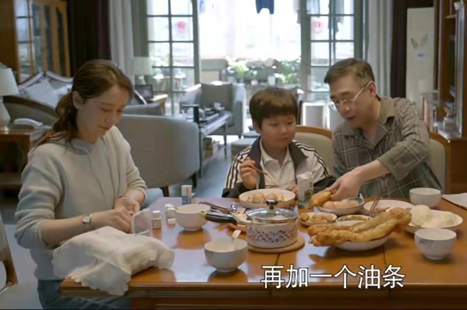 《心居》：老公去世，连儿子学费都付不起的冯晓琴，高嫁女得到啥