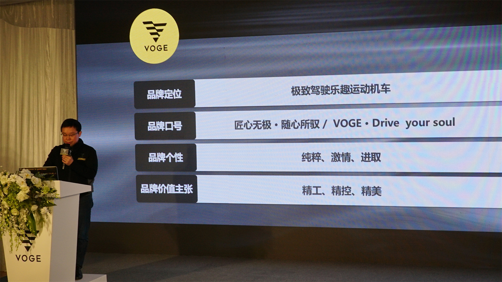 无极350踏板和美女在隆鑫机车文化节很耀眼