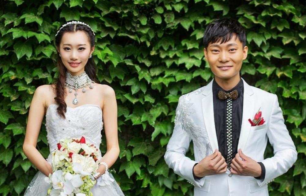 65岁巩汉林全家庆祝端午节!儿媳妇漂亮迷人,三代同堂日子幸福