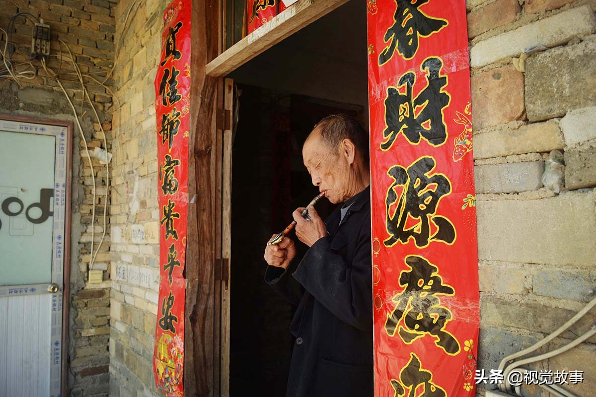 老伴去世儿女在外，71岁大爷独居2栋楼房，看生活成啥样