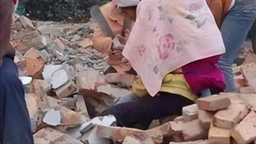 父母双亡，辽宁姑娘照顾瘫痪哥哥27年，至今55岁还未出嫁