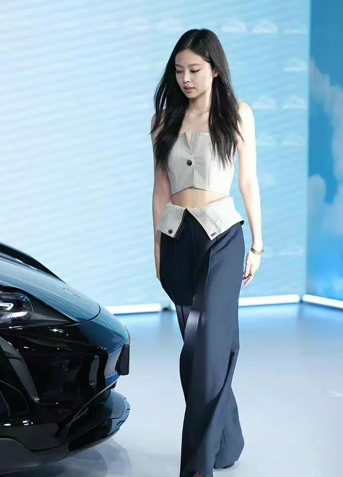 金智妮的身材比例真棒,穿抹胸配高腰裤气场十足,又美又酷