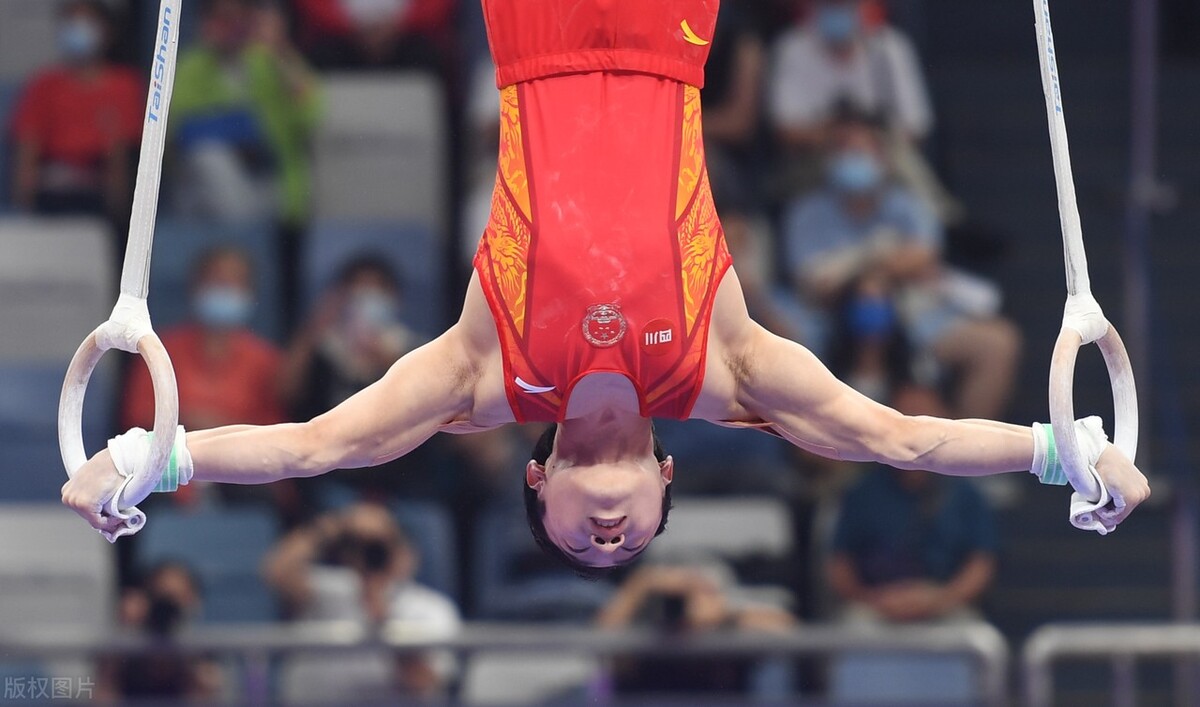 中国队第一个单项是单杠,四位选手表现得可圈可点,孙炜得到14.