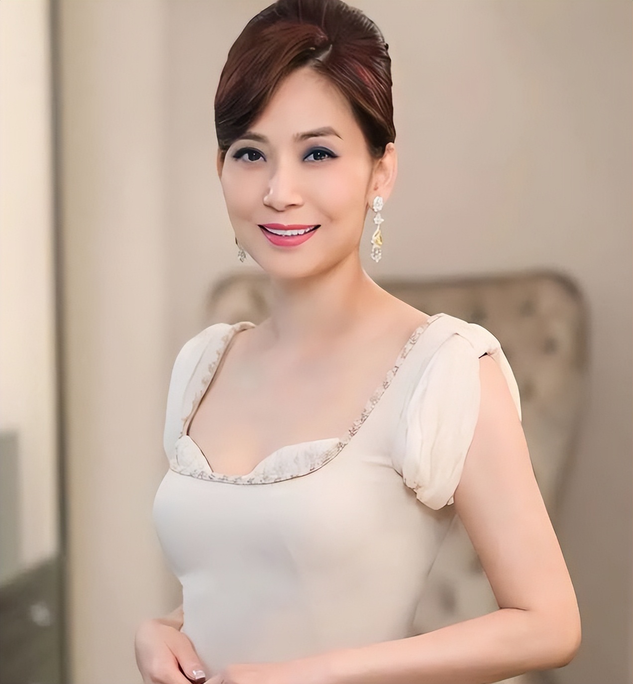 港姐邝美云拒嫁豪门,手握烂牌逆风翻盘,如今身价上亿
