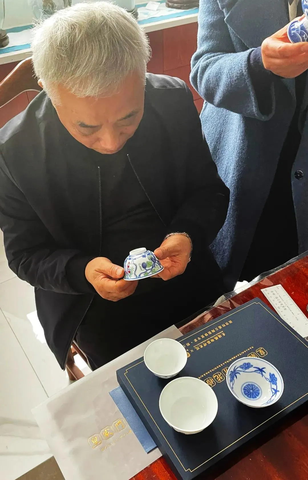 读瓷|三年的沉淀,烧出这一组绝美斗彩青花杯,太贵气了