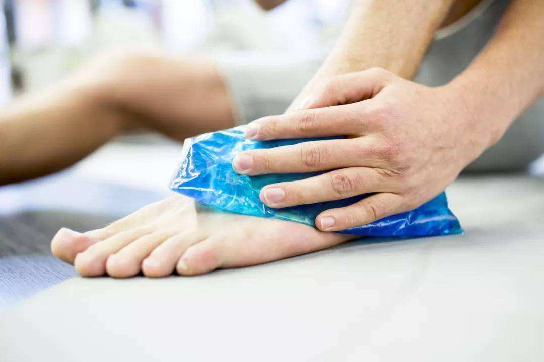 篮球鞋气垫破了能修么（脚踝扭伤：崴脚后应该如何处理？运动员们是如何恢复的？）