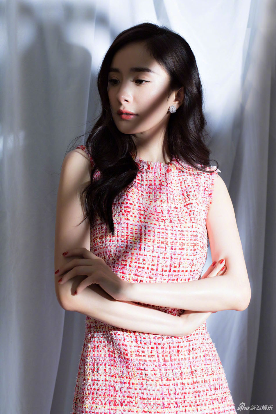 杨幂一身粉色短裙知性优雅 大波浪卷发披肩妩媚动人