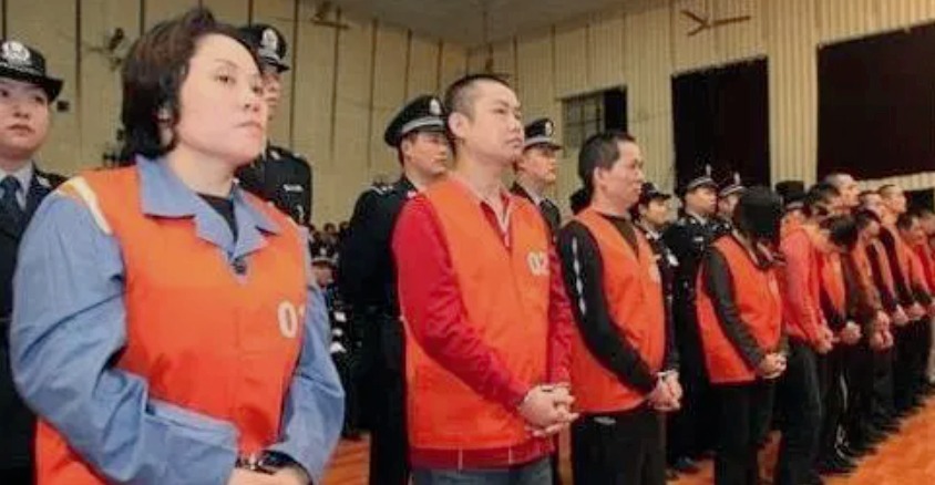 2009年，重庆200多名警察抓捕涉黑女老大，解救被困女性数百人