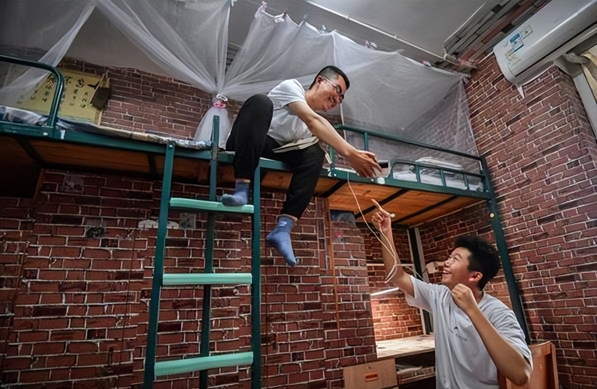 大学生宿舍装修火了，风格不接地气接“地府”，查寝老师表示无语